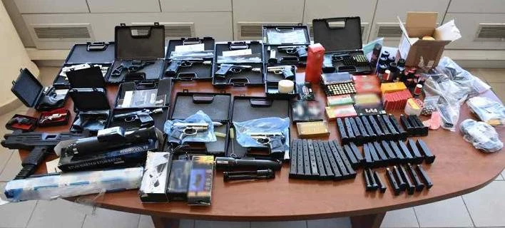 Χειροπέδες σε εγκληματική ομάδα εμπορίας όπλων – Πώς δρούσαν τα μέλη της